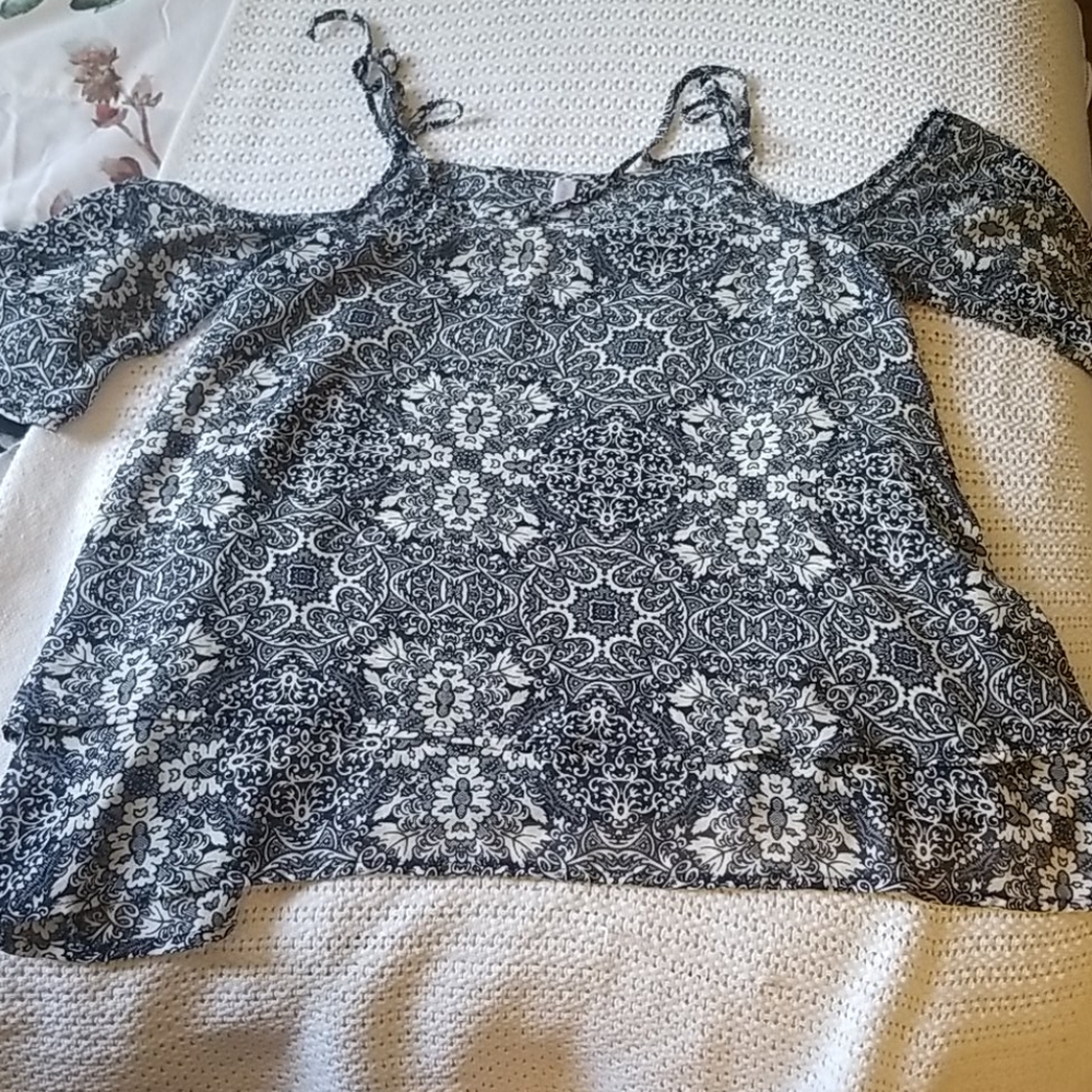 Off the shoulder / tie shoulder shirt